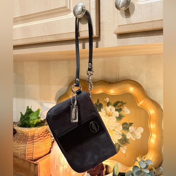 Coach Black Wristlet Signature With Hangtag. - Picture 1 of 12